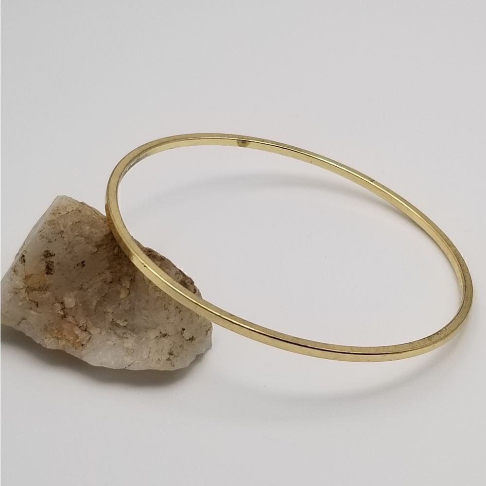 Gold tone bracelet bangle. B701
